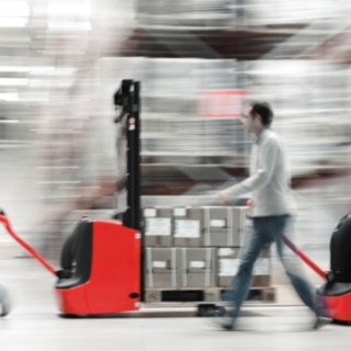 Wózki wysokiego podnoszenia Linde Material Handling z ładunkiem Wózki wysokiego podnoszenia Linde Material Handling z ładunkiem