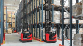 Reach truck Linde R14X w magazynie wysokiego składowania