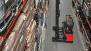 Reach truck for loads at great heights Reach truck for loads at great heights