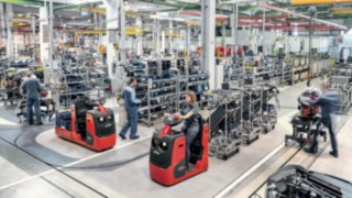 Ciągniki z kilkoma nośnikami towarów zwiększają produktywność procesu zaopatrzenia produkcji Ciągniki z kilkoma nośnikami towarów transportują podzespoły na linię produkcyjną