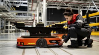 Serwisantka z firmy Linde MH naprawia urządzenie C-MATIC