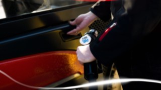 Wózek widłowy z technologią ogniw paliwowych firmy Linde Material Handling podczas tankowania. 