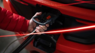 Akumulatory litowo-jonowe firmy Linde Material Handling zapewniają wysoką dostępność i wydajność wózków przemysłowych. 