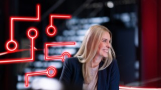 myLinde to platforma oprogramowania dla wszystkich wymagań związanych z profesjonalnym zarządzaniem flotą. Kobieta spogląda w prawo poza kadr