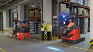 Aby odciążyć operatorów, firma Linde opracowała różne cyfrowe systemy wspomagania. Do wypadków dochodzi najczęściej w wąskich lub słabo widocznych obszarach.