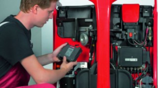 Technik wyposaża wózek widłowy w dodatkowe podzespoły firmy Linde Technik wyposaża wózek widłowy w dodatkowe podzespoły firmy Linde