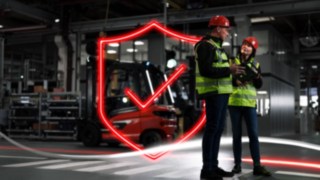 Doradca ds. bezpieczeństwa firmy Linde Material Handling podczas pracy u klienta.