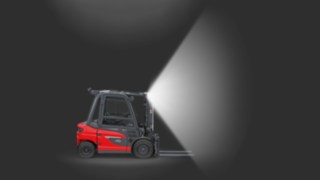 Wózek z przeciwwagą marki Linde MH wyposażony w system Linde VertiLight. Wózek z przeciwwagą marki Linde MH wyposażony w system Linde VertiLight.