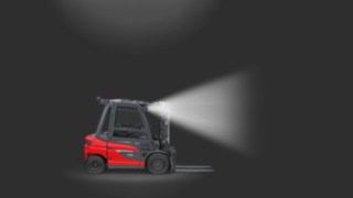 Wózek z przeciwwagą marki Linde MH wyposażony w diodowe reflektory robocze. Wózek z przeciwwagą marki Linde MH wyposażony w diodowe reflektory robocze.
