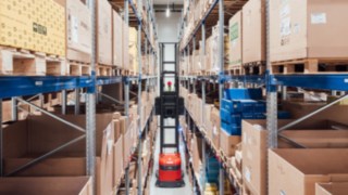 Wózek do wąskich korytarzy firmy Linde Material Handling podczas pracy.