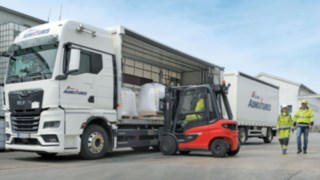 System Reverse Assist Camera (kamera asystująca przy cofaniu) firmy Linde pomaga uniknąć wypadków z udziałem osób tak skutecznie, jak to tylko możliwe. Wózek widłowy Linde X25 podczas załadunku samochodu ciężarowego CEMEX