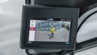 Ekran dotykowy wysokiej rozdzielczości wyświetla szczegółowe obrazy wideo monitorowanego obszaru. Wyświetlacz systemu Reverse Assist Camera