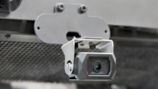 Oprogramowanie AI systemu Reverse Assist Camera jest całkowicie zintegrowane z kamerą, przy czym nie ma potrzeby stosowania żadnych dodatkowych komponentów sprzętowych. Kamera systemu Reverse Assist Camera
