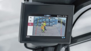 System Reverse Assist Camera (kamera asystująca przy cofaniu) firmy Linde pomaga uniknąć wypadków z udziałem osób tak skutecznie, jak to tylko możliwe. Wyświetlacz systemu Reverse Assist Camera