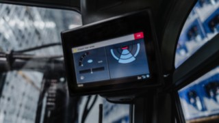 Operator odbiera na wyświetlaczu dodatkowe wizualne sygnały ostrzegawcze. Na wyświetlaczu Linde Reverse Assist Camera pojawia się ostrzeżenie.