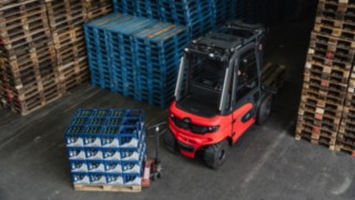 Sprawne czujniki systemu Linde Reverse Assist Radar wykrywają w niezawodny sposób ruchome i nieruchome obiekty. Elektryczny wózek widłowy X30 wyjeżdża tyłem z korytarza prosto na przeszkodę w postaci skrzynek z napojami.