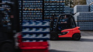 Linde Reverse Assist Radar błyskawicznie ocenia niebezpieczną sytuację. Elektryczny wózek widłowy X30 przejeżdża z dużą prędkością w strefie zewnętrznej.