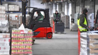 Linde oferuje rozwiązania odpowiadające wszystkim pięciu kluczowym wyzwaniom branży 3PL. Wózki przemysłowe firmy Linde podczas pracy w magazynie