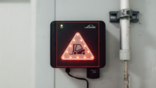Odległości pomiędzy stałymi elementami wózka i bramą są obliczane z dokładnością do dziesięciu centymetrów. Zespół Linde Door Control zamontowany na stałe na bramie szybkobieżnej