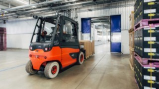 System Linde Door Control minimalizuje uszkodzenia bram szybkobieżnych. Linde Door Control podczas pracy
