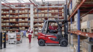 Linde Motion Detection to system wspomagania, który wykrywa ruch za wózkiem widłowym. Dzięki systemowi Linde Motion Detection wózki widłowe Linde mogą bezpiecznie jechać do tyłu