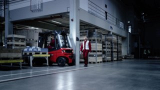 System Linde Motion Detection poprawia bezpieczeństwo w magazynie. System Linde Motion Detection sprawdzi się nawet w ciemnych magazynach
