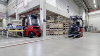 System Linde Motion Detection zapobiega wypadkom z udziałem pieszych i innych pojazdów dzięki wykrywaniu ruchu za stojącym wózkiem. Wózek widłowy z systemem Linde Motion Detection do pracy w magazynie