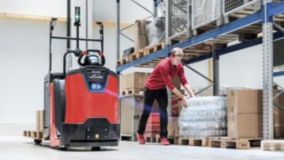 Dwa półautomatyczne tryby jazdy opcji SA (semi-automated) skracają odległości do pokonania pieszo i zmniejszają konieczność ciągłego wchodzenia na wózek i schodzenia z niego, ponieważ wózek automatycznie podąża za operatorem lub sam jedzie naprzód. Dzięki temu znacznie wzrasta wydajność kompletacji poziomej. Dwa półautomatyczne tryby jazdy opcji SA (semi-automated) skracają odległości do pokonania pieszo i zmniejszają konieczność ciągłego wchodzenia na wózek i schodzenia z niego, ponieważ wózek automatycznie podąża za operatorem lub sam jedzie naprzód. Dzięki temu znacznie wzrasta wydajność kompletacji poziomej.