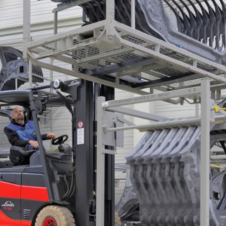 Wózek widłowy z technologią ogniw paliwowych podczas podnoszenia ładunku Wózek widłowy z technologią ogniw paliwowych podczas podnoszenia ładunku