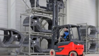 Pojazdy wyposażone w technologię ogniw paliwowych przekonują krótkim czasem tankowania i pełną mocą. Wózek widłowy FC 25 firmy Linde podczas załadunku.