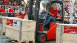 Wózek widłowy firmy Linde Material Handling podczas Mistrzostw Operatorów Wózków Widłowych 2005 Operatorzy rywalizują na wózku widłowym firmy Linde Material Handling podczas Mistrzostw Operatorów Wózków Widłowych 2005