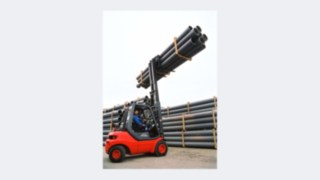 Wózek widłowy z serii 351 firmy Linde Material Handling Wózek widłowy z serii 351 firmy Linde Material Handling podnosi rury.