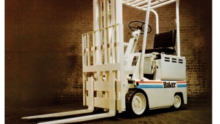 Wózki widłowe firmy Baker Pochodzące z lat siedemdziesiątych wózki widłowe firmy Baker, które zostały zakupione przez Linde Material Handling w roku 1977