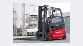 Wózek widłowy Linde Material Handling napędzany ogniwami paliwowymi Wózek widłowy Linde Material Handling napędzany ogniwami paliwowymi przed zbiornikiem wodoru