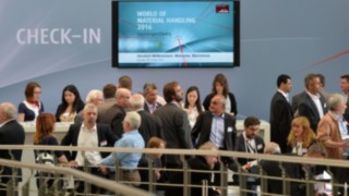 Targi World of Material Handling 2016 Sektor wejściowy check in z ludźmi podczas World of Material Handling w 2016 roku
