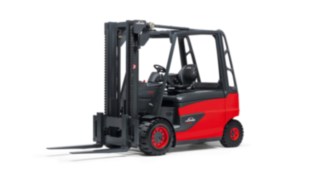 Elektryczny wózek widłowy E50 firmy Linde Material Handling z roku 2011