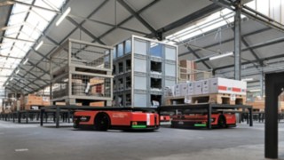 Dwie zautomatyzowane platformy mobilne C-MATIC firmy Linde MH w magazynie ABS Safety.
