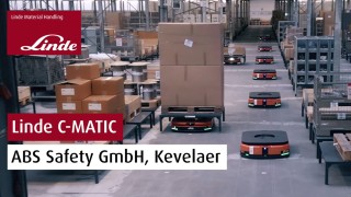 Logo firmy Linde Material Handling oraz napis „Linde C-MATIC ABS Safety GmbH, Kevelaer” na zdjęciu przedstawiającym kilka wózków widłowych C-MATIC w magazynie firmy ABS Safety.