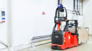 L-MATIC AC firmy Linde Material Handling podczas pracy w Joma-Polytech GmbH