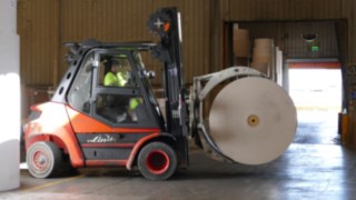 Spalinowy wózek widłowy ze szczękami do chwytania zwojów, stosowany w Barcelona Cartonboard Spalinowy wózek widłowy ze szczękami do chwytania zwojów, stosowany w Barcelona Cartonboard