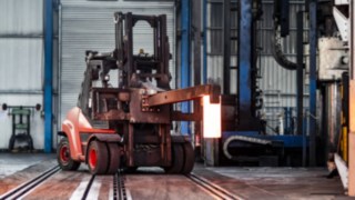 Wózek widłowy z silnikiem wysokoprężnym Linde Material Handling podczas pracy