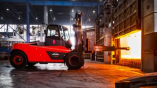 Wysokie temperatury nie są problemem dla wózków do dużych obciążeń. Wózek H160 firmy Linde Material Handling podczas pracy.