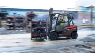 Wózek widłowy diesel firmy Linde Material Handling podczas pracy w hucie