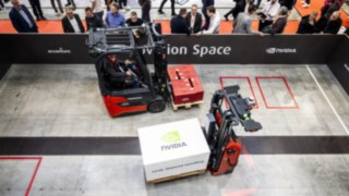 Dwa wózki widłowe Linde Material Handling transportujące ładunki na targach LogiMAT 2025.