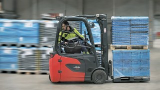 Pracownik DB Schenker cofający elektrycznym wózkiem widłowym Linde E16 Pracownik DB Schenker cofający elektrycznym wózkiem widłowym Linde E16