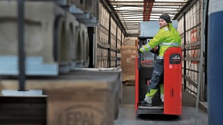 Pracownica DB Schenker cofa pojazd Linde D12 HP SP z rampy załadunkowej Pracownica DB Schenker cofa pojazd Linde D12 HP SP z rampy załadunkowej