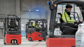 Trzy wózki widłowe firmy Linde podczas pracy w DB Schenker Trzy wózki widłowe firmy Linde podczas pracy w DB Schenker