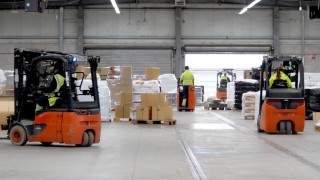 Rozmaite wózki widłowe Linde MH transportują towary w magazynie firmy DB Schenker. Rozmaite wózki widłowe Linde MH transportują towary w magazynie firmy DB Schenker.