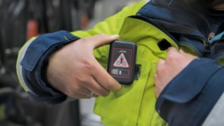 Pracownicy DB Schenker noszą jednostki Portable Unit systemu Linde Safety Guard