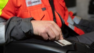 Zdjęcie operatora wózka widłowego podczas codziennej inspekcji.